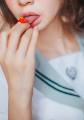 年轻的女教师在线
